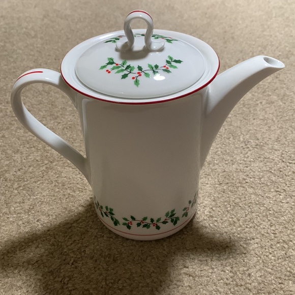 Holly Christmas Teapot - Picture 2 of 8